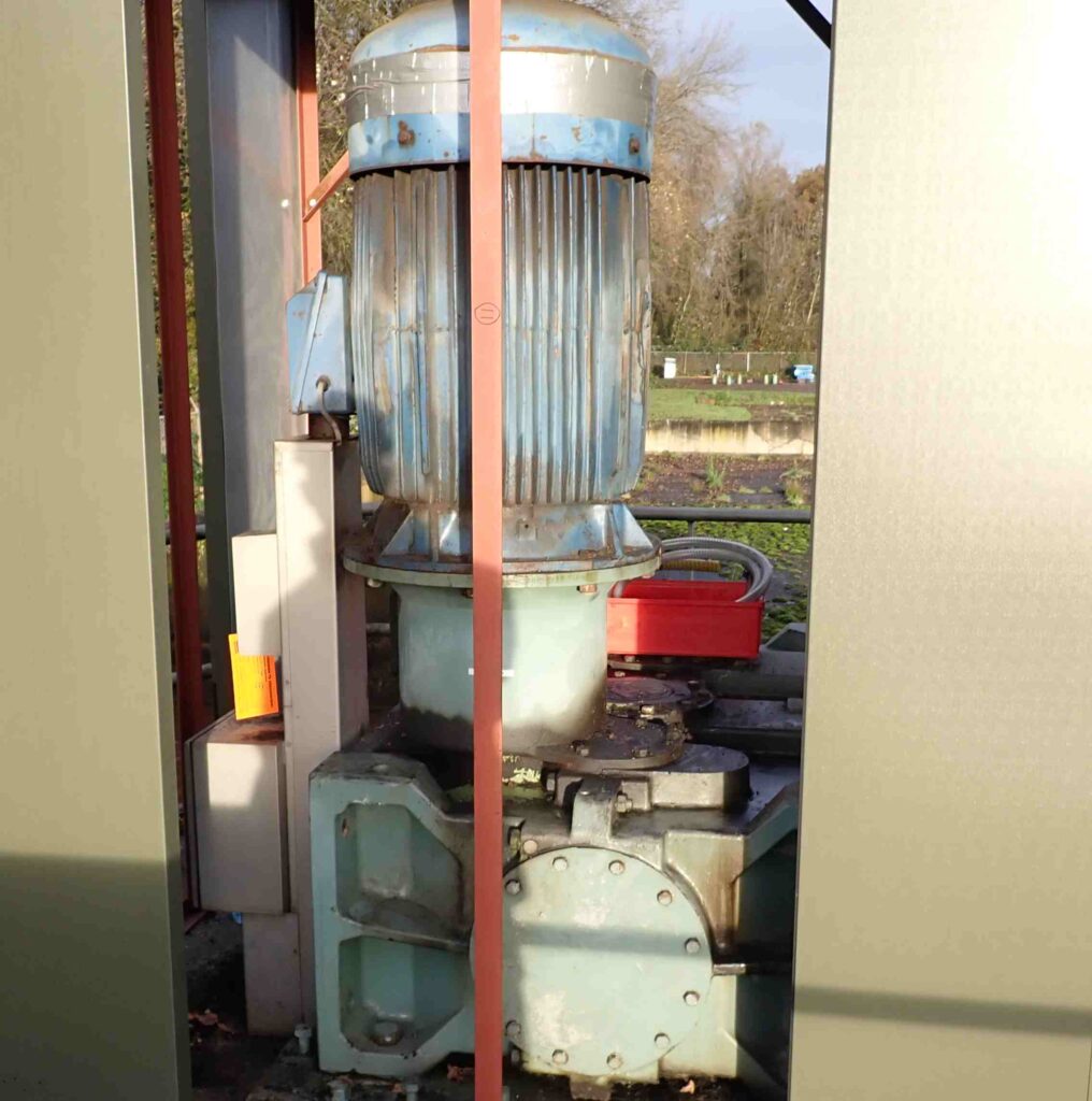 Industrial gearbox visual inspection in controlled environment